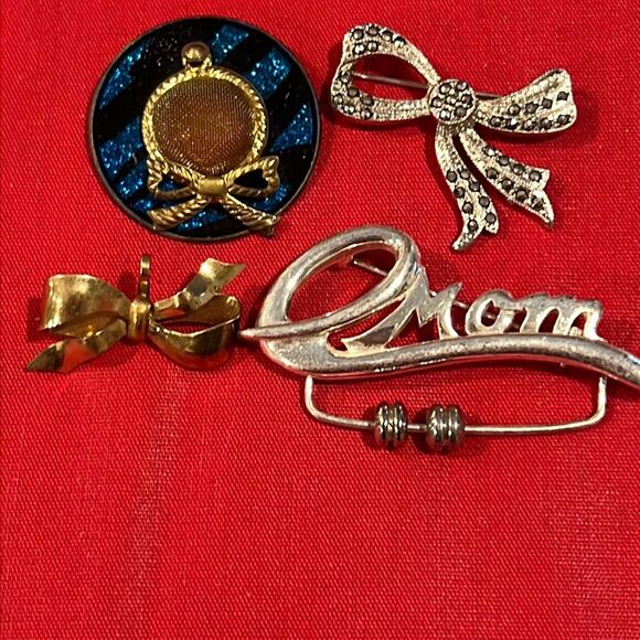 BROOCH ASSORTMENT Blue Hat Bows Mom pin - Picture 1 of 5